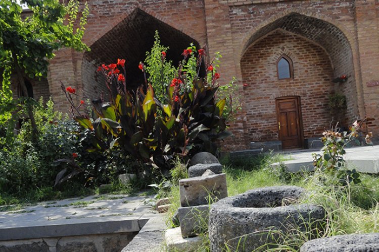 Kırmızı Medrese